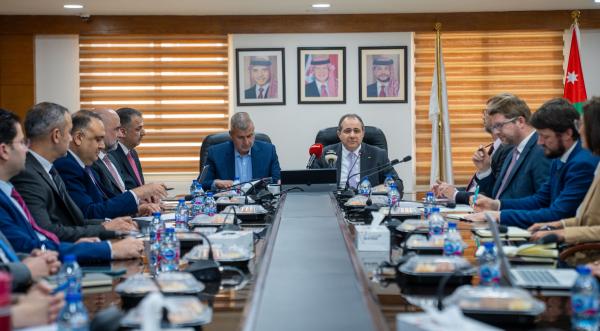 اجتماع حول دراسة جدوى مشروع تخزين الطاقة الكهربائية في الموجب